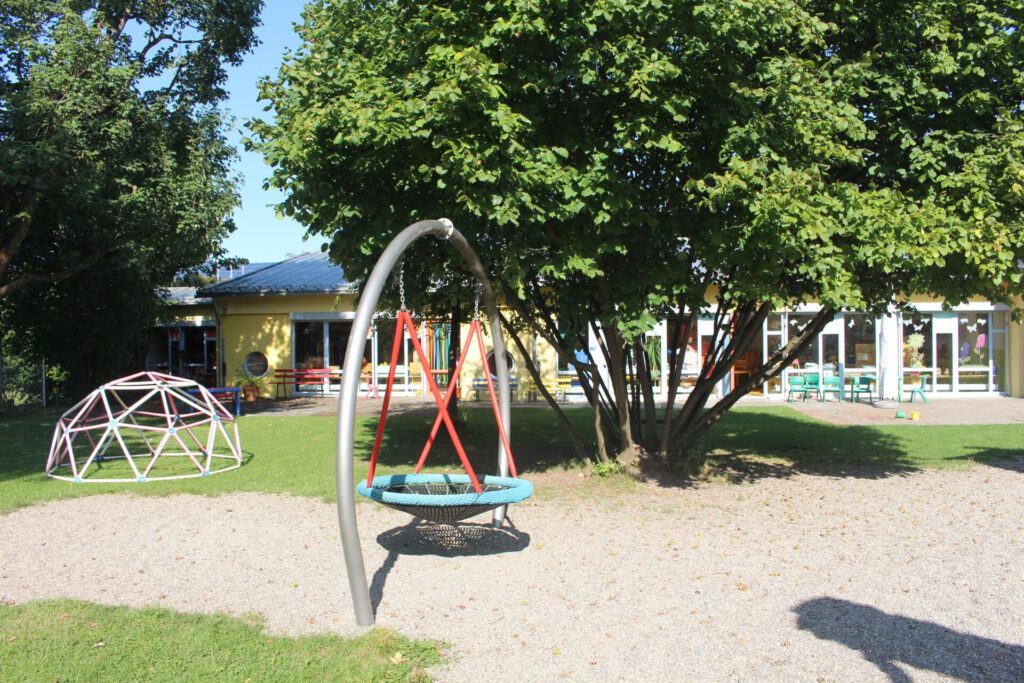 Nestschaukel im Garten - Kindergarten Sankt Ulrich Nersingen - Slider Startseite