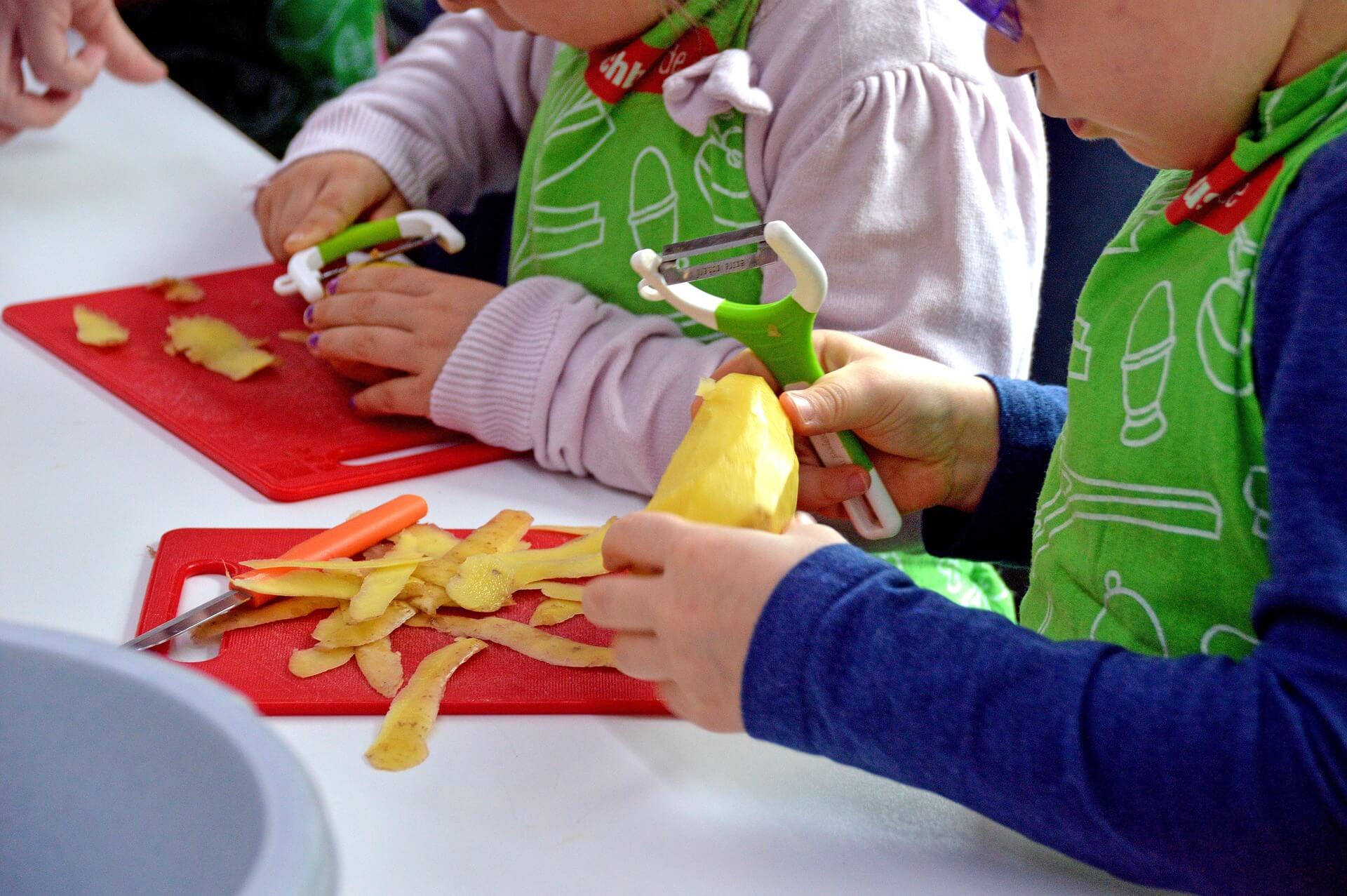 Kinder kochen im Kindergarten Sankt Ulrich Nersingen
